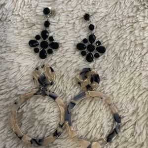 Set of two earrings